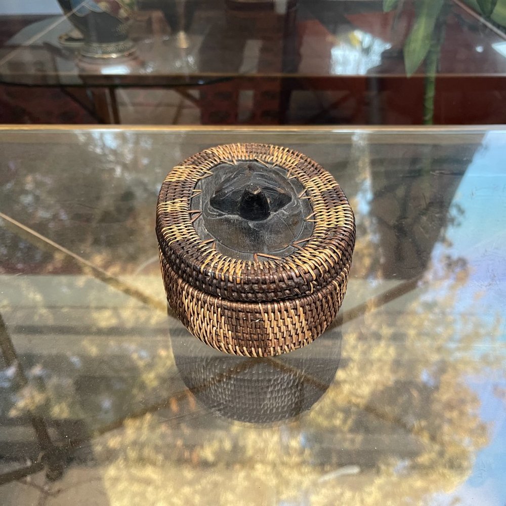 Vintage Carved Wooden Sea Turtle Woven Basket Wood Base Trinket Jewelry Box - Picture 2 of 4